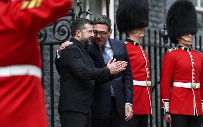 Burnham aseguró a Zelenski que el apoyo británico a Ucrania "no cambiará" El primer ministro del Reino Unido, Andy Burnham, recibió al presidente ucraniano, Volodimir Zelenski en Londres.