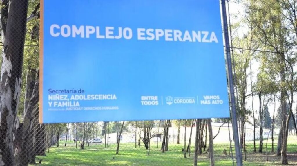 Buscan a un adolescente de 15 años que escapó del Complejo Esperanza Buscan a un adolescente de 15 años que escapó del Complejo Esperanza