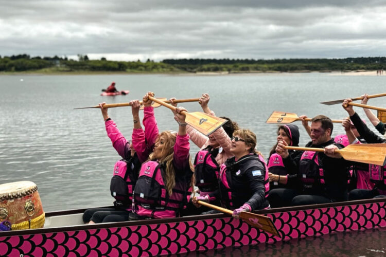 La IX Regata Rosa se realizó en el lago Piedras Moras, en Almafuerte, para concientizar sobre el cáncer de mama y promover la detección temprana. La jornada incluyó actividades deportivas, charlas informativas y espacios de acompañamiento para mujeres que atraviesan la enfermedad.