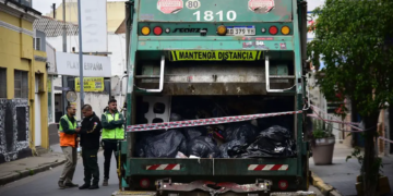 Trabajadores de la recolección de residuos encontraron una valija y una bolsa con prendas y otros elementos ensangrentados.