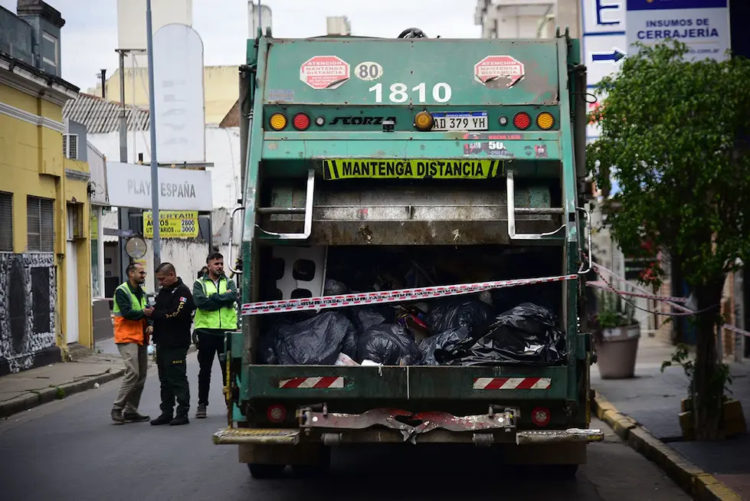 Trabajadores de la recolección de residuos encontraron una valija y una bolsa con prendas y otros elementos ensangrentados.