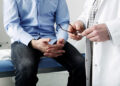 Algunos de los tipos de cáncer más comunes en los hombres son el cáncer de próstata, de pulmón, colorrectal y de piel.