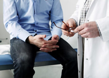 Algunos de los tipos de cáncer más comunes en los hombres son el cáncer de próstata, de pulmón, colorrectal y de piel.