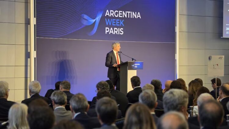 Caputo expuso ante inversores durante la Argentina Week en París.