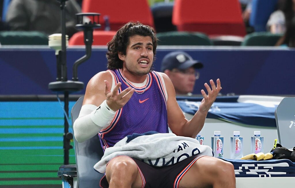 Carlos Alcaraz tropezó en Shanghái y Alexander Zverev se aseguró el N° 1 Carlos Alcaraz tropezó en Shanghái y Alexander Zverev se aseguró el N° 1