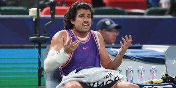 Carlos Alcaraz tropezó en Shanghái y Alexander Zverev se aseguró el N° 1