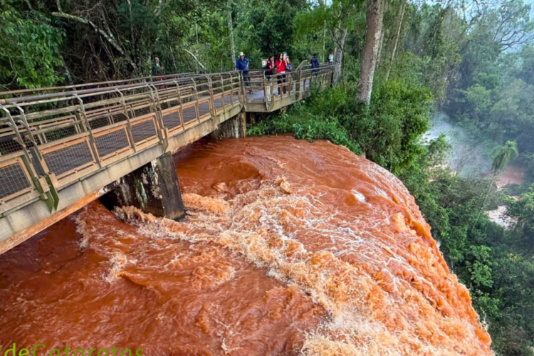 Cerraron la Garganta del Diablo en las Cataratas del Iguazú por la crecida