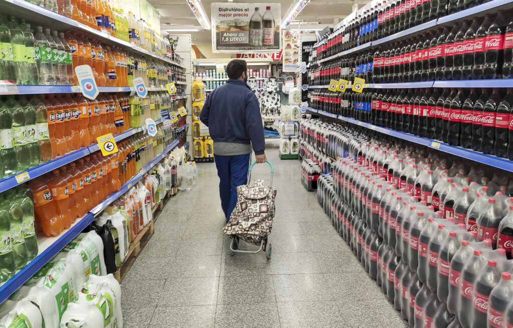 Chau gustitos en el súper: el consumo cayó 5,8% y las bebidas lideraron el recorte Chau gustitos en el súper: el consumo cayó 5,8% y las bebidas lideraron el recorte