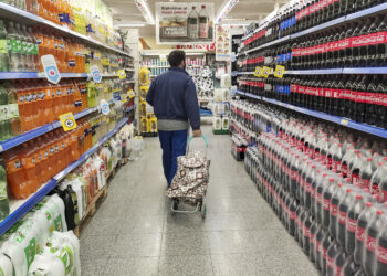 Chau gustitos en el súper: el consumo cayó 5,8% y las bebidas lideraron el recorte
