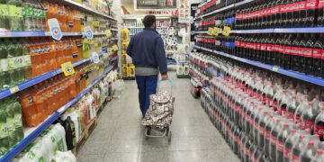 Chau gustitos en el súper: el consumo masivo cayó 5,8% y las bebidas lideraron el recorte