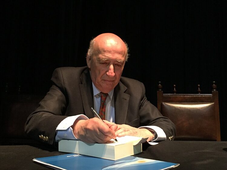 Para la elaboración del texto, Francisco Felipe Yofre recurre a la correspondencia entre Juan Domingo Perón y Héctor J. Cámpora, conservada en los archivos del expresidente.