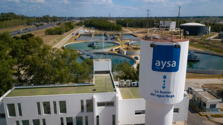El Gobierno adjudicó el 90% de AySA por US$340,2 millones a un consorcio privado. Sin embargo, persisten interrogantes sobre la composición del grupo ganador y los beneficiarios finales del fondo extranjero PHX Aqua AR BV.