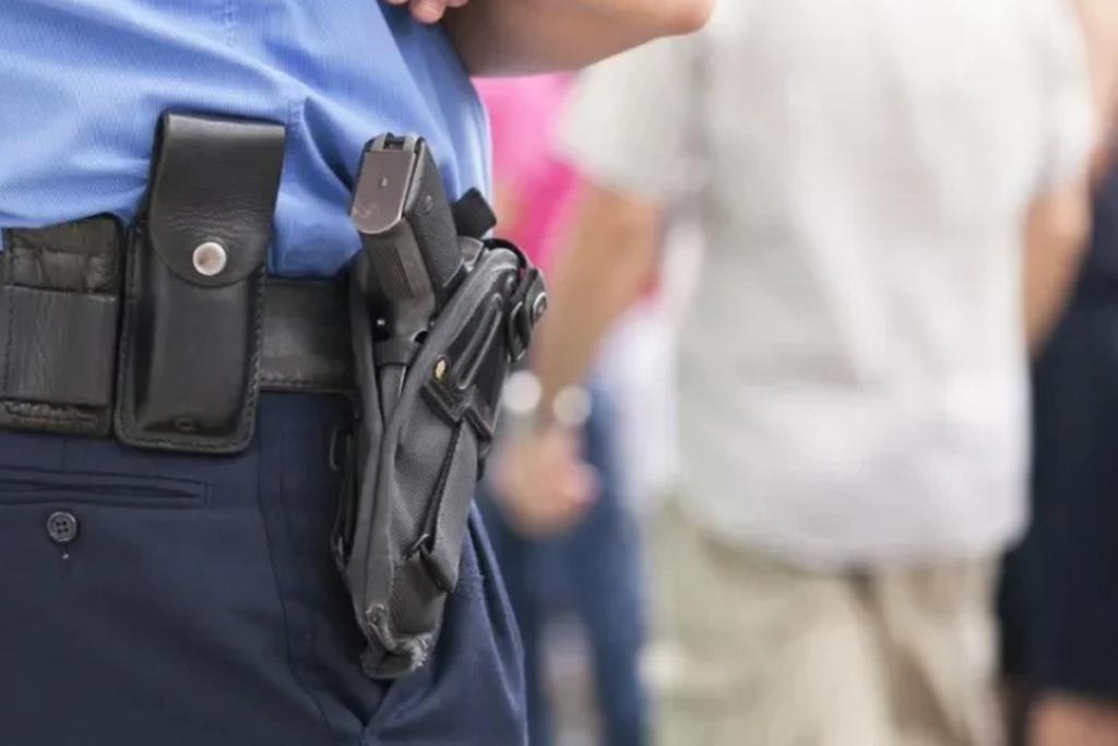 Un policía en Córdoba fue detenido tras amenazar a su pareja efectuando disparos al suelo con su arma reglamentaria.