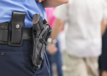 Un policía de Córdoba fue detenido por agredir a su pareja a disparos Un policía en Córdoba fue detenido tras amenazar a su pareja efectuando disparos al suelo con su arma reglamentaria.