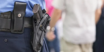 Un policía de Córdoba fue detenido por agredir a su pareja a disparos Un policía en Córdoba fue detenido tras amenazar a su pareja efectuando disparos al suelo con su arma reglamentaria.
