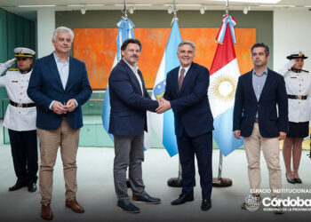 El gobernador Martín Llaryora junto al secretario general de Emigración de la Xunta de Galicia, Antonio Rodríguez Miranda; al delegado de la Xunta en Argentina, Alejandro López Dobarro; y al comisario del Xacobeo, Marcos Gómez Román.