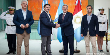 Camino de Brochero: Córdoba y Galicia fortalecen sus vínculos para potenciar su recorrido El gobernador Martín Llaryora junto al secretario general de Emigración de la Xunta de Galicia, Antonio Rodríguez Miranda; al delegado de la Xunta en Argentina, Alejandro López Dobarro; y al comisario del Xacobeo, Marcos Gómez Román.