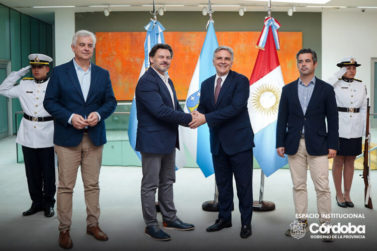 El gobernador Martín Llaryora junto al secretario general de Emigración de la Xunta de Galicia, Antonio Rodríguez Miranda; al delegado de la Xunta en Argentina, Alejandro López Dobarro; y al comisario del Xacobeo, Marcos Gómez Román.