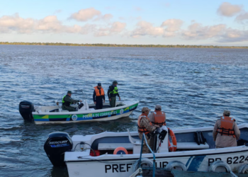 Efectivos policiales de la localidad de Bella Vista y personal de Prefectura Naval rastrillan contrarreloj las aguas del Paraná.