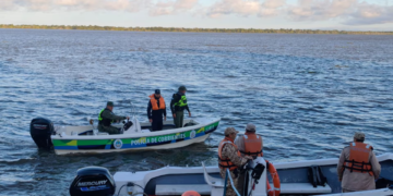 Amplio operativo para localizar a dos peones que desaparecieron en el río Paraná Efectivos policiales de la localidad de Bella Vista y personal de Prefectura Naval rastrillan contrarreloj las aguas del Paraná.
