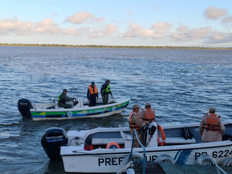 Amplio operativo para localizar a dos peones que desaparecieron en el río Paraná Efectivos policiales de la localidad de Bella Vista y personal de Prefectura Naval rastrillan contrarreloj las aguas del Paraná.