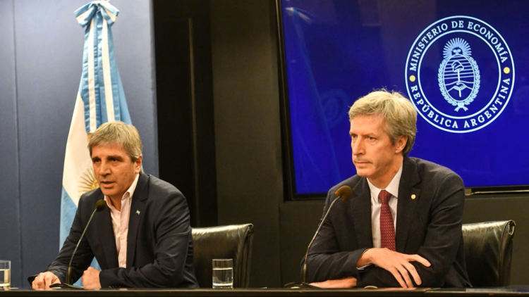 Crece el escándalo por las operaciones con el oro del Banco Central Caputo y Bausilli en conferencia de prensa.