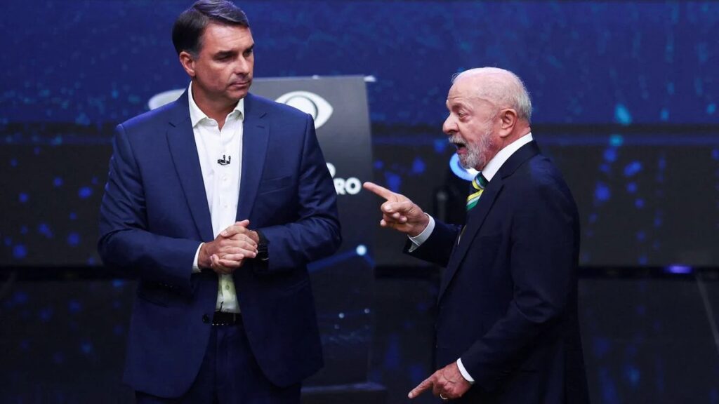 Imagen del debate entre Flávio Bolsonaro y el presidente Lula da Silva.