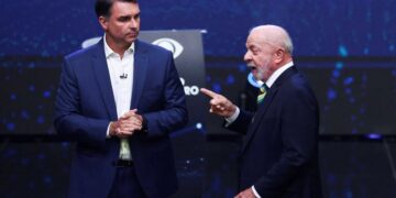 Brasil: ¿Quién hunde a quién? Imagen del debate entre Flávio Bolsonaro y el presidente Lula Da Silva.