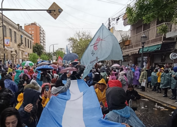 Dejó de llover y los fieles siguen hacia Luján.