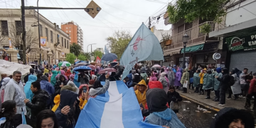 Dejó de llover y los fieles siguen hacia Luján.