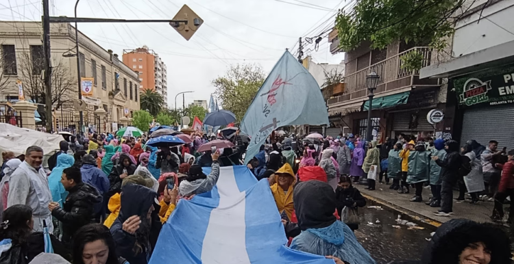 Miles de fieles continúan la peregrinación a Luján tras las lluvias Dejó de llover y los fieles siguen hacia Luján.
