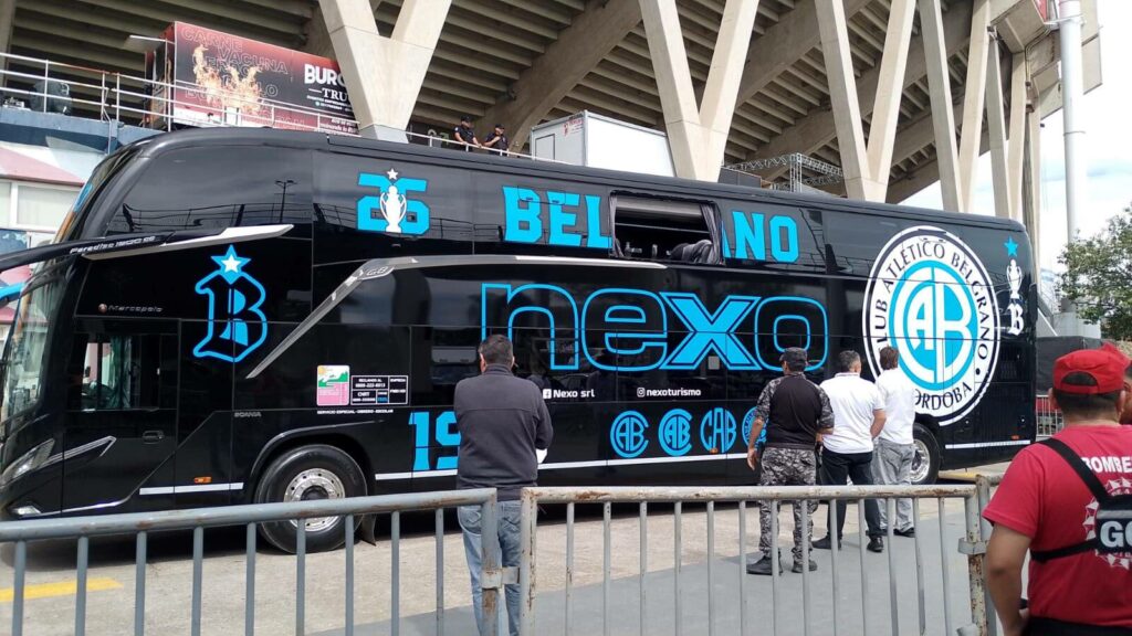 Detuvieron a dos hinchas por atacar a piedrazos el colectivo de Belgrano
