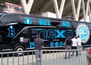Detuvieron a dos hinchas por atacar a piedrazos el colectivo de Belgrano