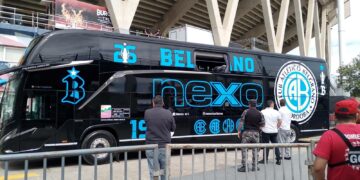 Detuvieron a dos hinchas por atacar a piedrazos el colectivo de Belgrano