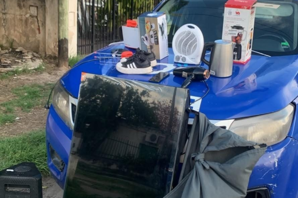 Detuvieron a un hombre acusado de robar una casa en Córdoba Durante la intervención, los efectivos secuestraron un televisor, un celular, un parlante y otros electrodomésticos.