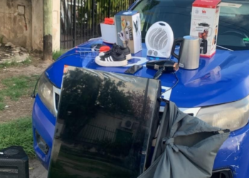 Durante la intervención, los efectivos secuestraron un televisor, un celular, un parlante y otros electrodomésticos.