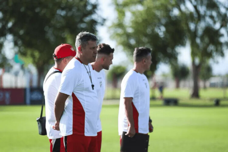 Diego Flores no se relaja y apunta a Riestra: “Todavía no logramos nada” El entrenador de la Gloria, Diego Flores.