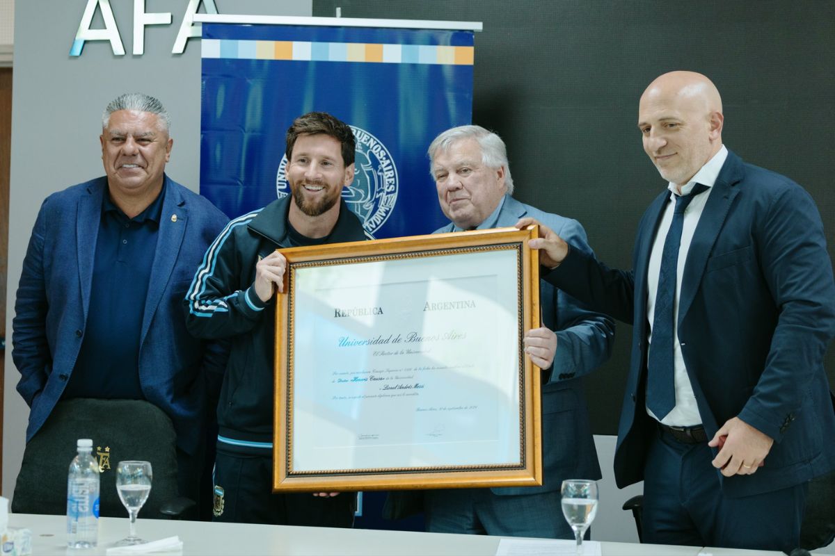 El capitán argentino Leo Messi recibió hoy el título “Doctor Honoris Causa” de la Universidad de Buenos Aires. 