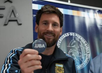 El Consejo Superior de la Universidad de Buenos Aires resolvió otorgar su máximo título honorífico al capitán de la Selección argentina, considerado el mejor jugador de fútbol a nivel mundial de las últimas décadas.