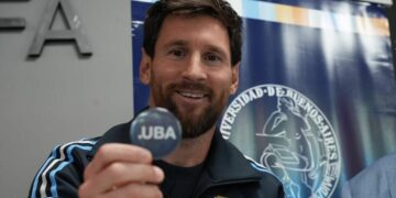 El Consejo Superior de la Universidad de Buenos Aires resolvió otorgar su máximo título honorífico al capitán de la Selección argentina, considerado el mejor jugador de fútbol a nivel mundial de las últimas décadas.