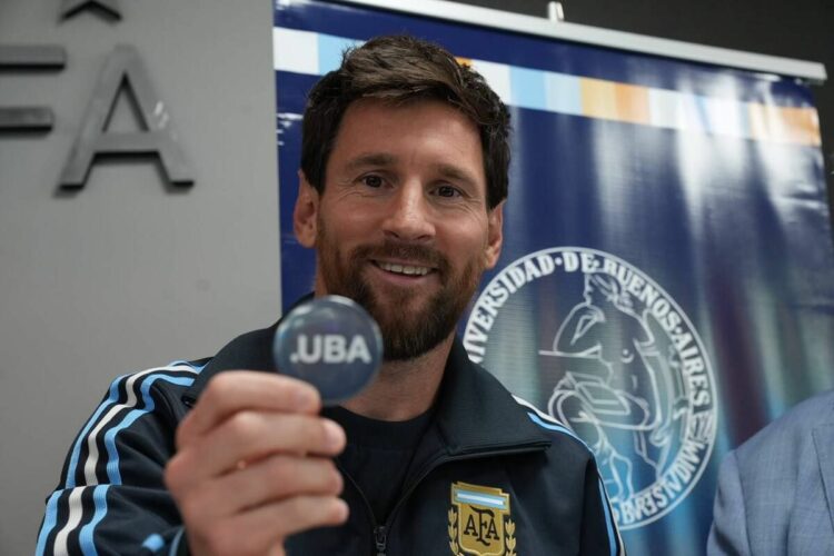 El Consejo Superior de la Universidad de Buenos Aires resolvió otorgar su máximo título honorífico al capitán de la Selección argentina, considerado el mejor jugador de fútbol a nivel mundial de las últimas décadas.