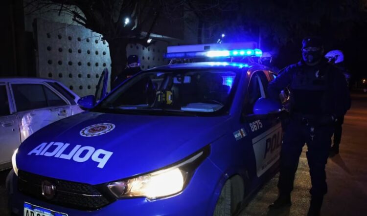 Dos peleas terminaron con un hombre baleado y otro apuñalado Las víctimas fueron trasladadas a centros de salud y las investigaciones continúan.