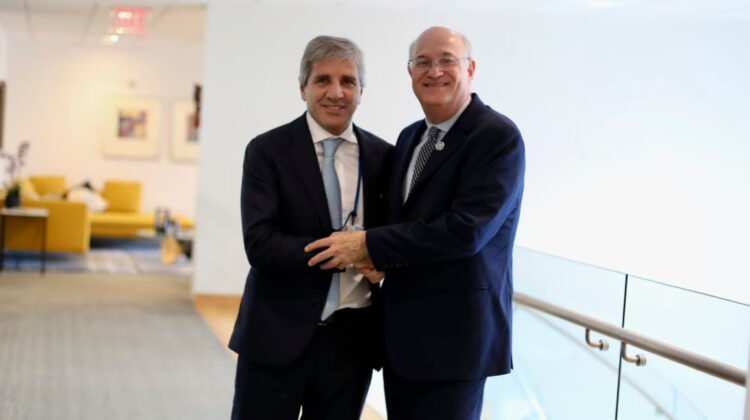 El ministro de Economía, Luis Caputo, anunció la garantía del BID para obras de transporte eléctrico.