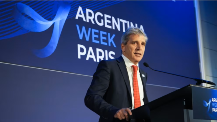 El ministro Caputo presentó la iniciativa en el "Argentina Week" realizado en París.