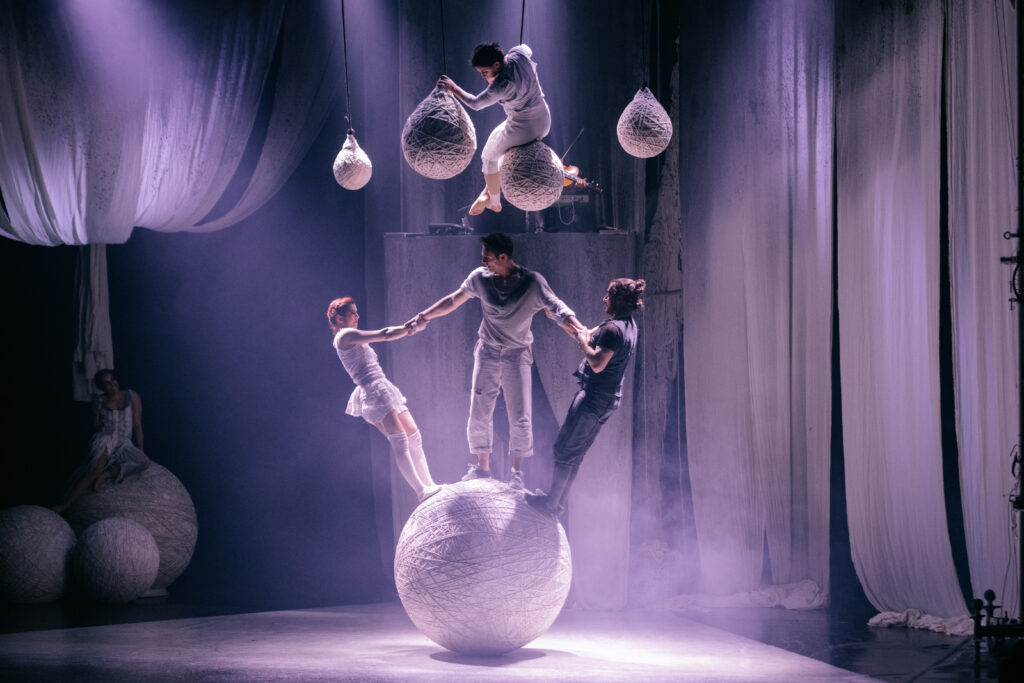El circo sueco que entrelaza acrobacias e hilos para hablar de la paz El circo sueco que entrelaza acrobacias e hilos para hablar de la paz