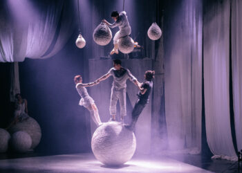 El circo sueco que entrelaza acrobacias e hilos para hablar de la paz