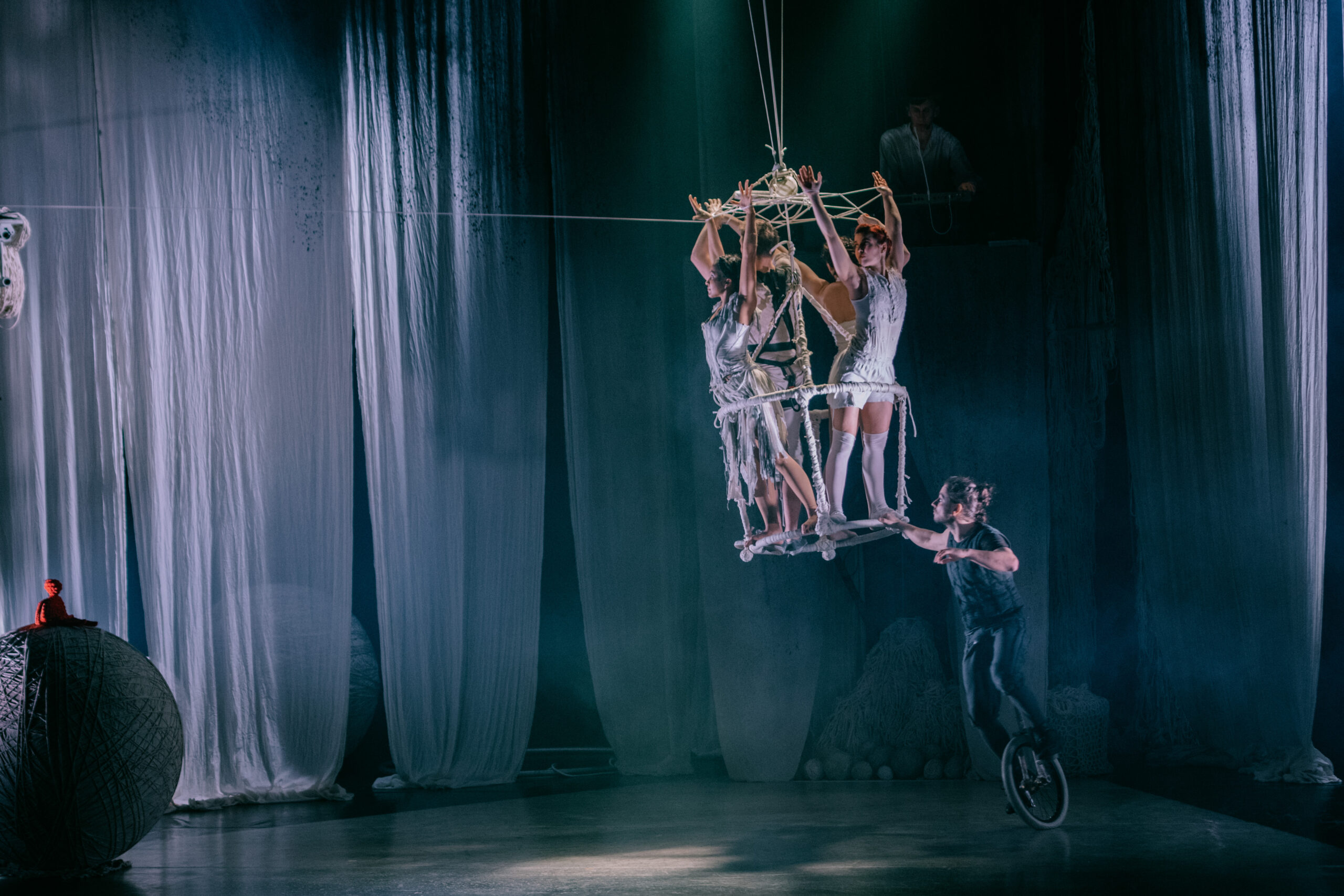 El circo sueco que entrelaza acrobacias e hilos para hablar de la paz