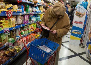 El consumo en los hogares cayó 0,8% interanual y acumula dos meses sin recuperarse
