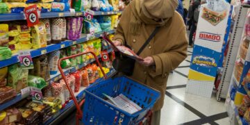 El consumo en los hogares cayó 0,8% interanual y acumula dos meses sin recuperarse