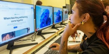 El plan de estudios integra periodismo, producción audiovisual, comunicación digital, narrativas transmedia e inteligencia artificial.